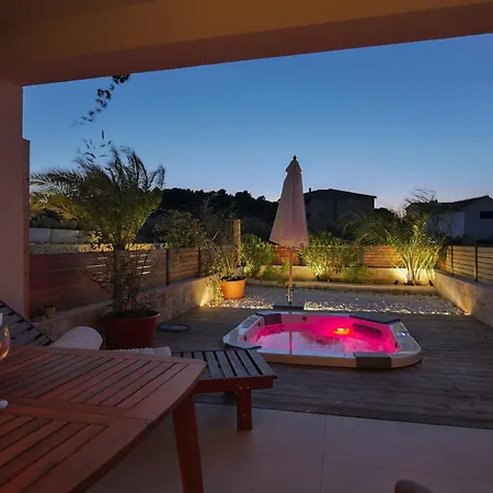 Lojena Luxury With Jacuzzi For 2 Murter