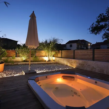 Lojena Luxury With Jacuzzi For 2 Murter