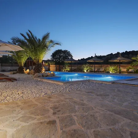 Lojena Luxury With Jacuzzi For 2 Apartament