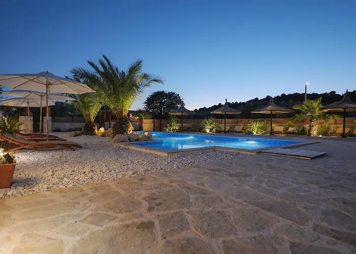 Lojena Luxury With Jacuzzi For 2 Appartement