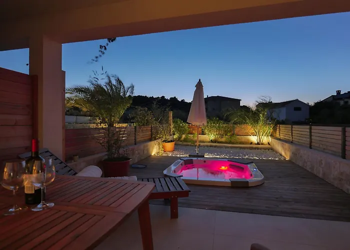 Lojena Luxury With Jacuzzi For 2 Murter