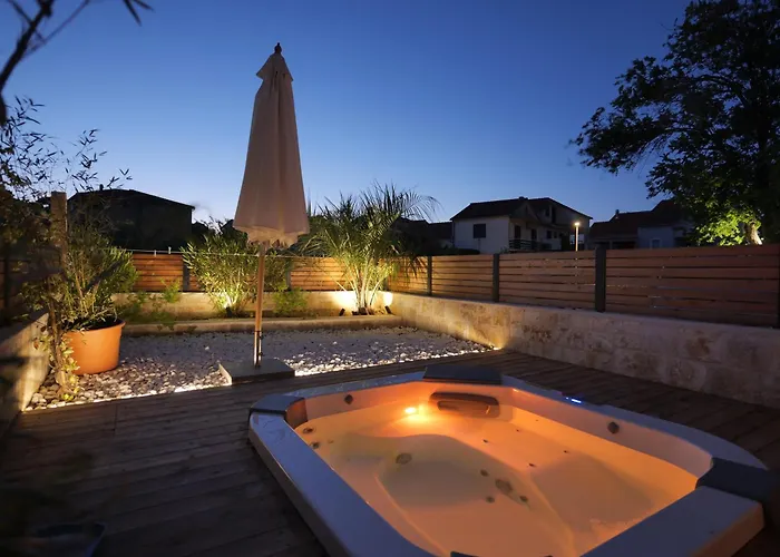 Lojena Luxury With Jacuzzi For 2 Murter